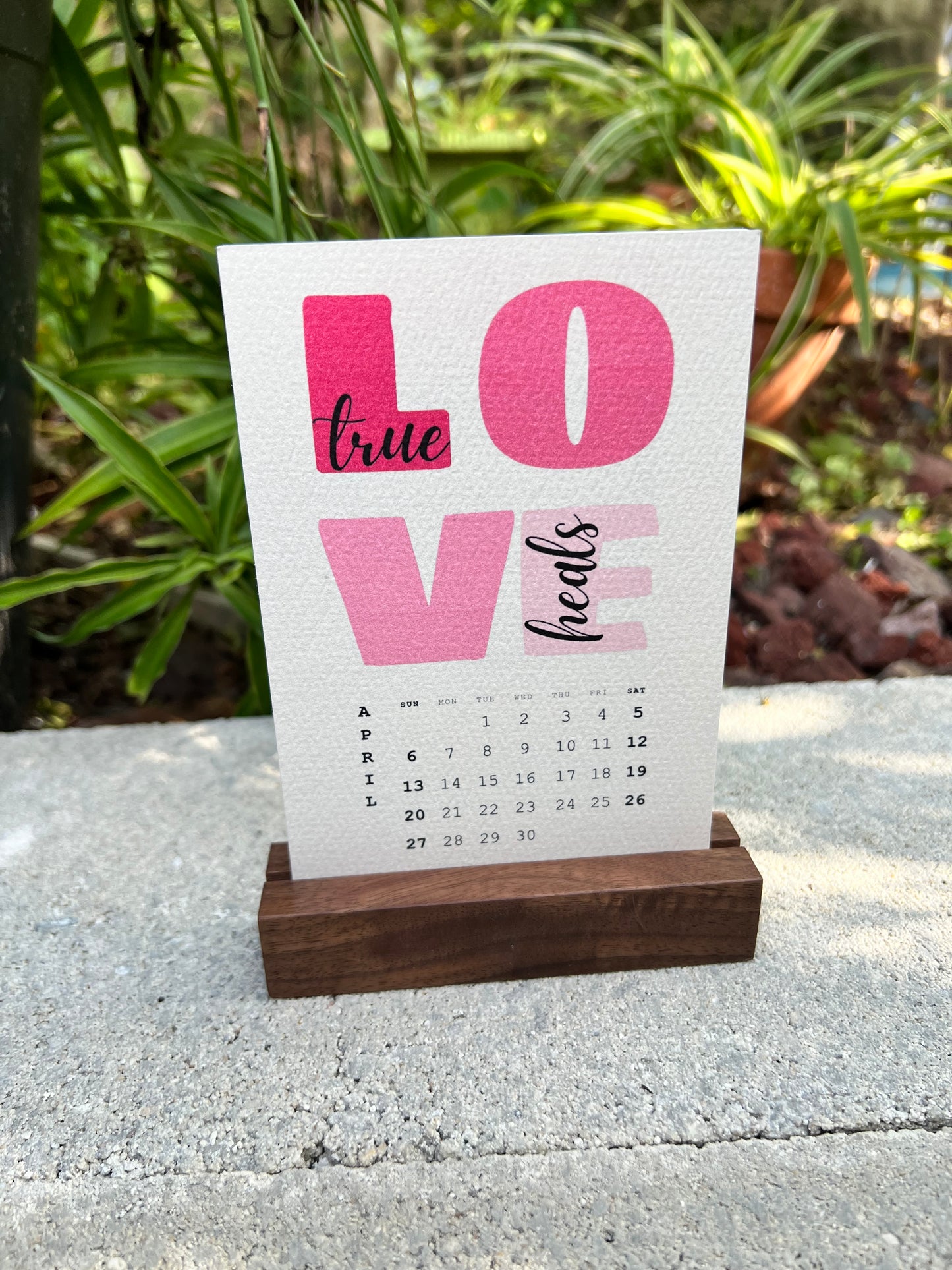 Minimalist 2025 Desk Calendar Modern Design Inspiration Short Quotes Perfect for Home Office 4"x6"