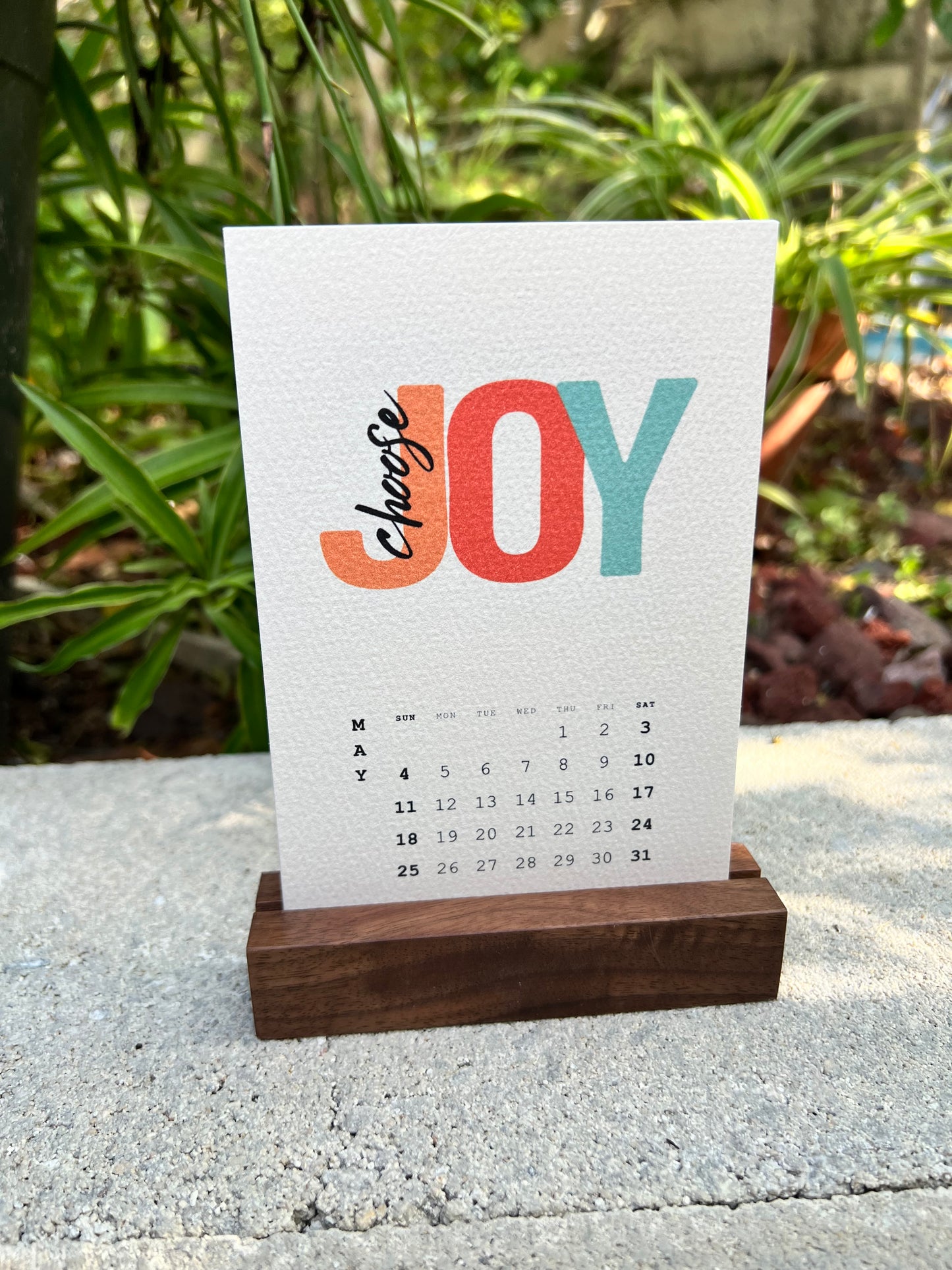 Minimalist 2025 Desk Calendar Modern Design Inspiration Short Quotes Perfect for Home Office 4"x6"